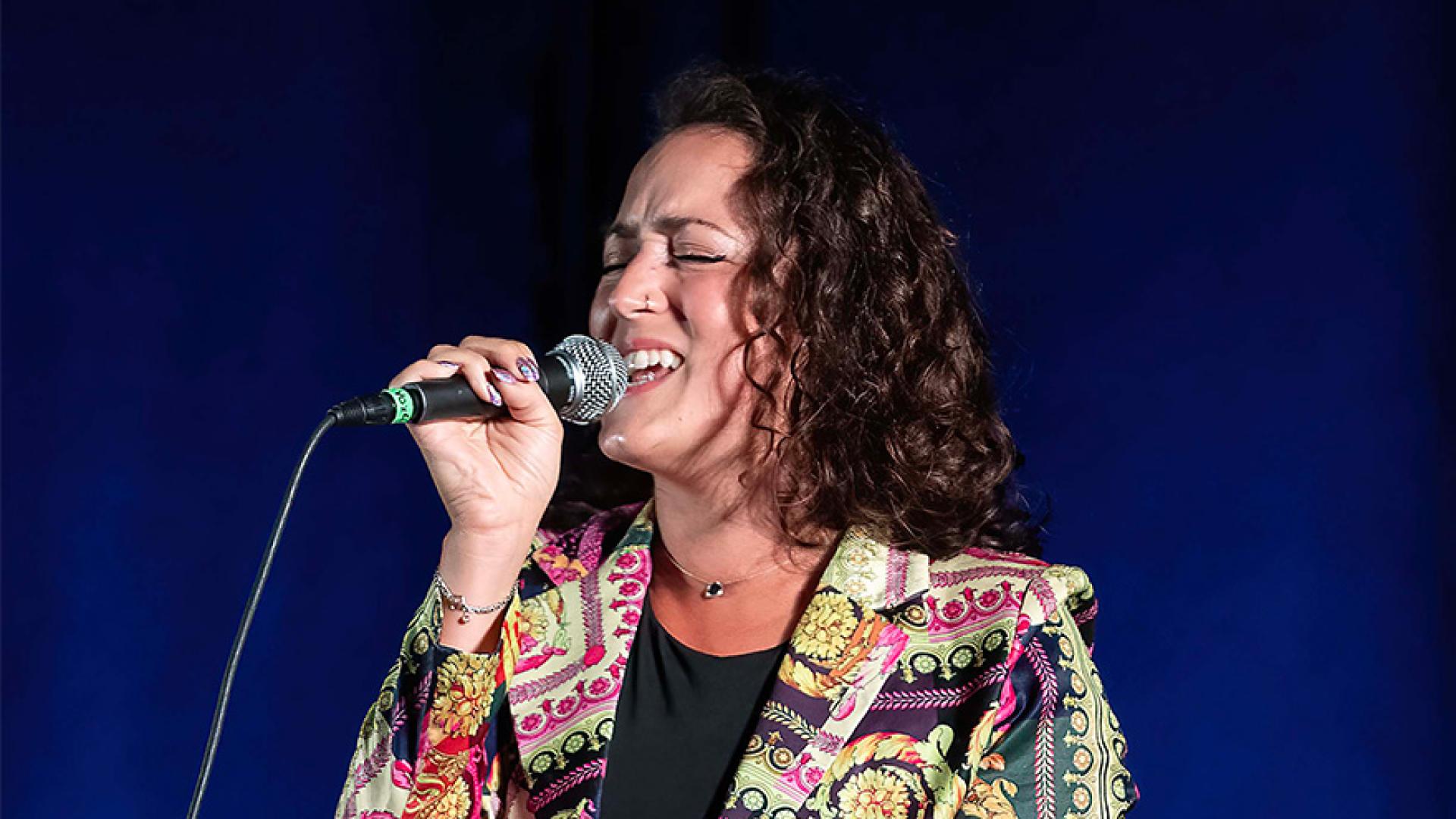 Miss Shauna singing